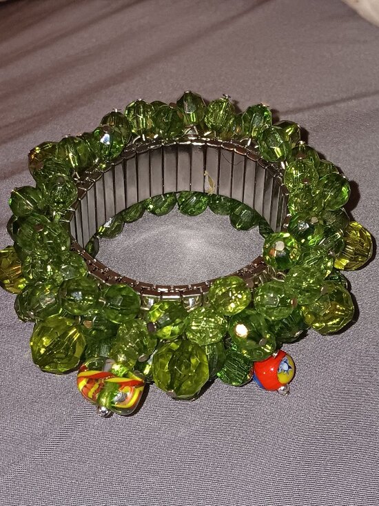 VINTAGE SILVER TONE GREEN GLASS LUCITE PEARL BEAD CLUSTER EXPANDABLE BRACELET - Picture 1 of 2